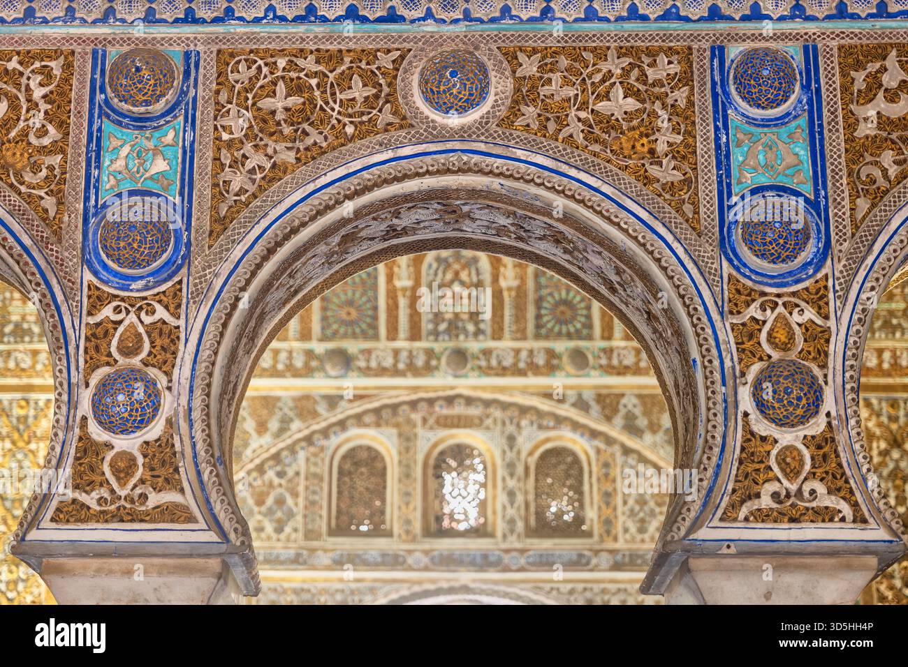 Sala Felipe II al soffitto nel Palazzo Mudejar, arco in stile califfato Cordovano, Alcazar reale di Siviglia a Siviglia, Andalusia, Spagna. Foto Stock