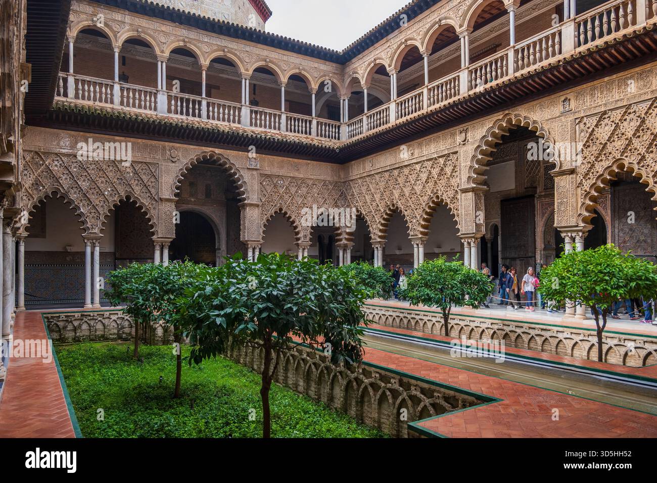 Il cortile delle Maidens (Patio de las Doncellas) nel Palazzo Mudejar dell'Alcazar reale di Siviglia (Real Alcazar de Sevilla) a Siviglia, Spagna Foto Stock