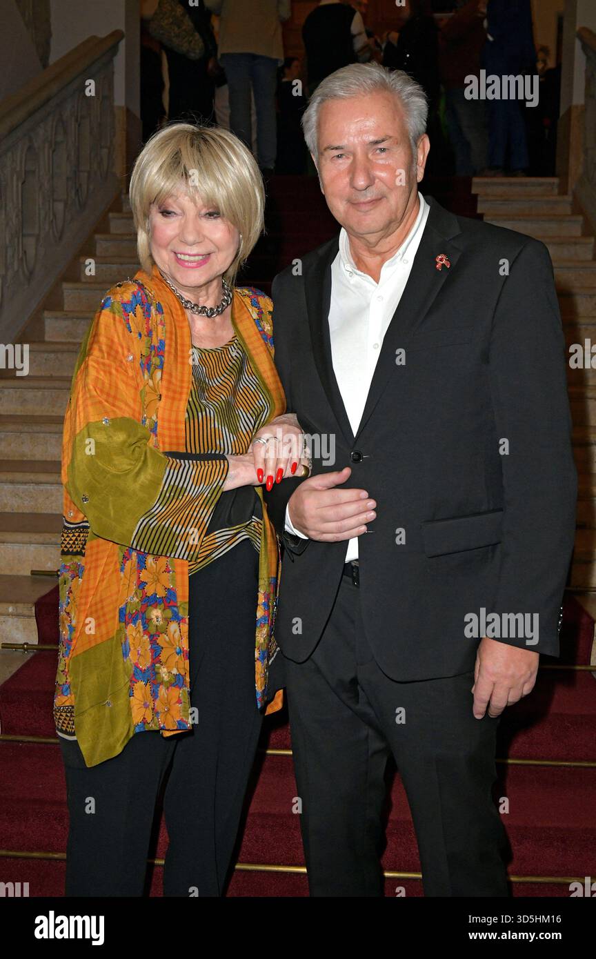 Judy Winter e Klaus Wowereit bei der 8. Verleihung des Götz George Preises 2025 im Kaiserin-Friedrich-Haus. Berlino, 15.11.2025 *** Judy Winter e Klaus Wowereit all'ottava presentazione del Premio Götz George 2025 al Kaiserin Friedrich Haus Berlin, 15 11 2025 foto:XM.xBehrensx/xFuturexImagex george_5135 Foto Stock