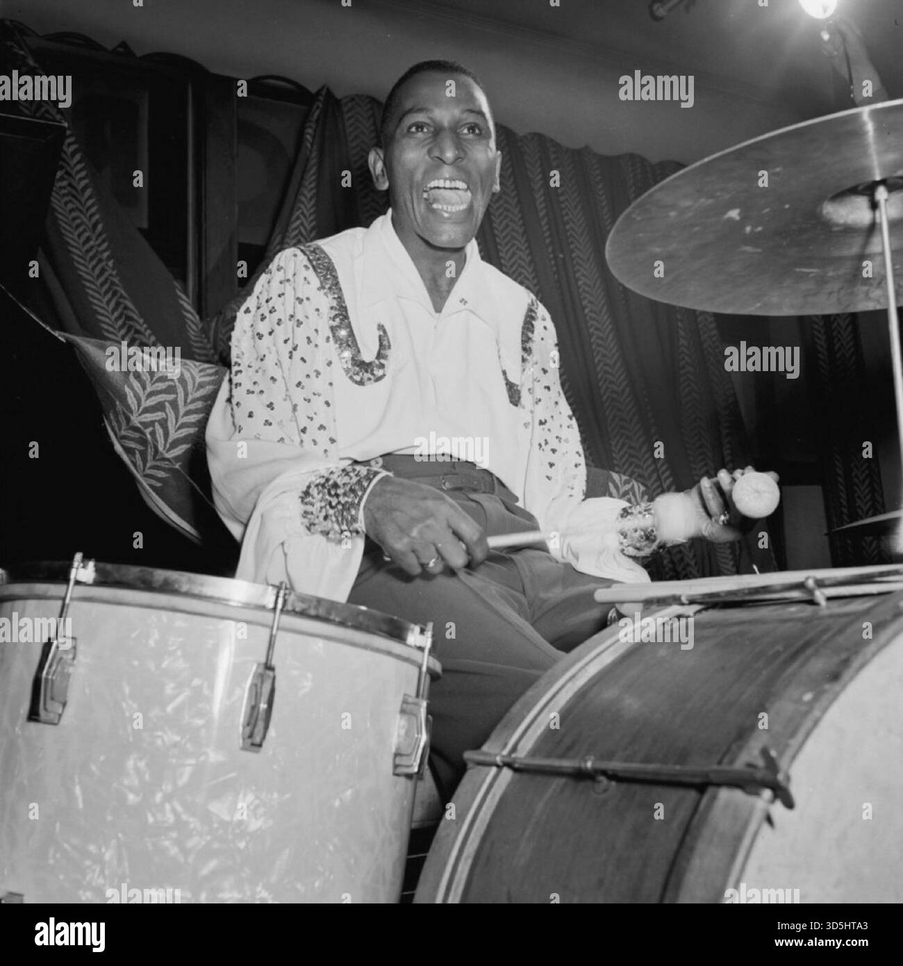 William P. Gottlieb (fotografo americano) - Ritratto di Cozy Cole (un rinomato batterista jazz americano), New York, N.Y. - settembre 1946 - è stato un batterista altamente qualificato noto per la sua tecnica perfetta e la sua capacità di mantenere un equilibrio tra solista e suonare insieme. Cole ha lavorato con molti grandi del jazz, tra cui Cab Calloway, Louis Armstrong, Benny Goodman e Lionel Hampton. È stato uno dei primi musicisti neri in uno staff musicale di rete quando si è Unito all'orchestra radio della CBS nel 1943. La sua registrazione solista di batteria del 1958 di "Topsy" ha venduto oltre un milione di copie. Foto Stock