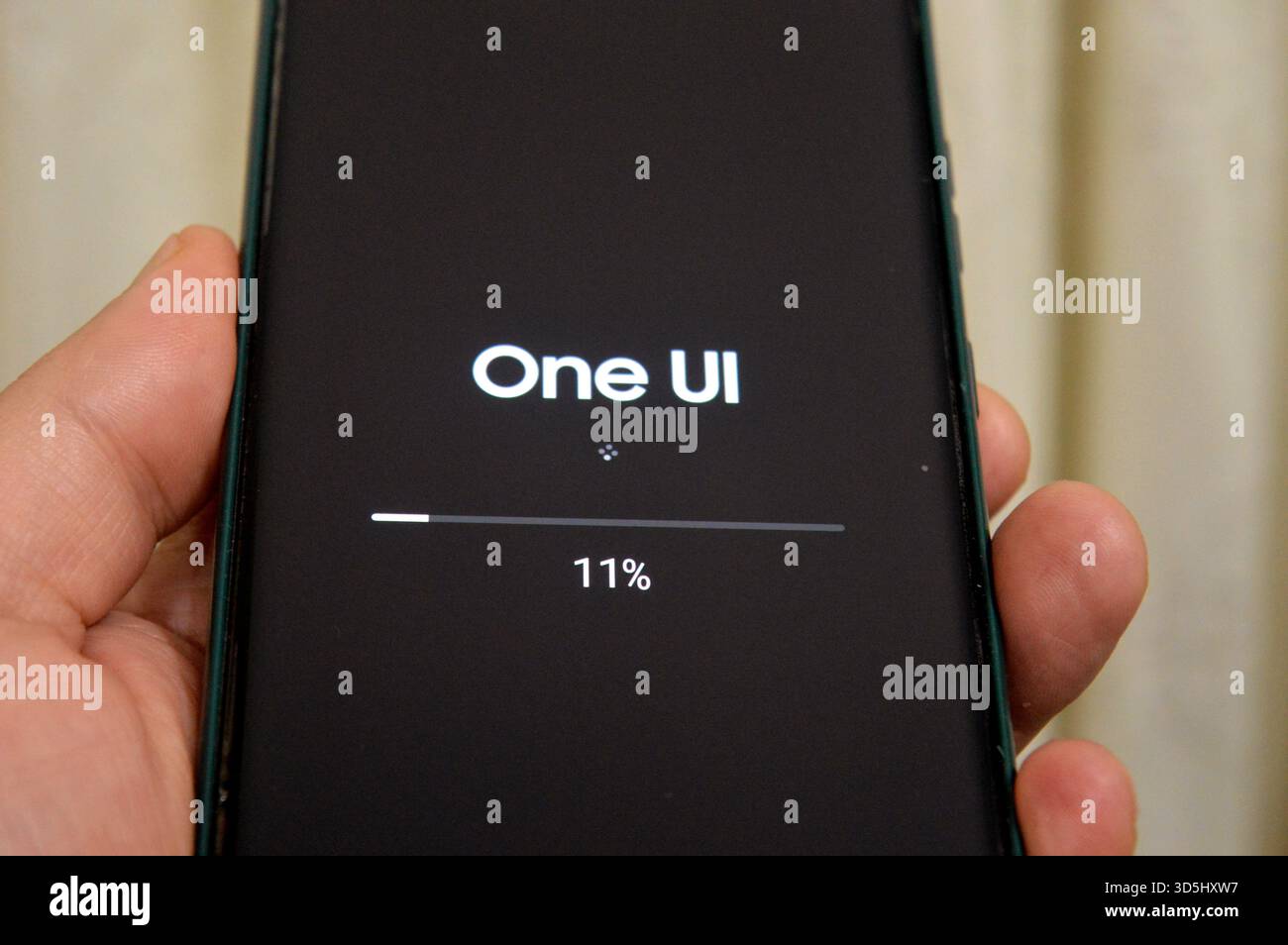 Cairo, Egitto, 10 novembre 2025: Aggiornamento dell'interfaccia utente AI One per telefoni galassici, aggiornamento software Samsung per telefoni cellulari Samsung Flagship, con dispositivo stabili Foto Stock