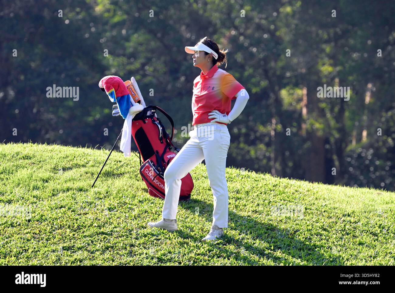 Hong Kong, Cina. 16 novembre 2025. Zhang Weiwei del Guangdong è visto durante la finale individuale femminile di golf ai 15 Giochi nazionali cinesi a Hong Kong, nel sud della Cina, 16 novembre 2025. Crediti: Lo Ping fai/Xinhua/Alamy Live News Foto Stock