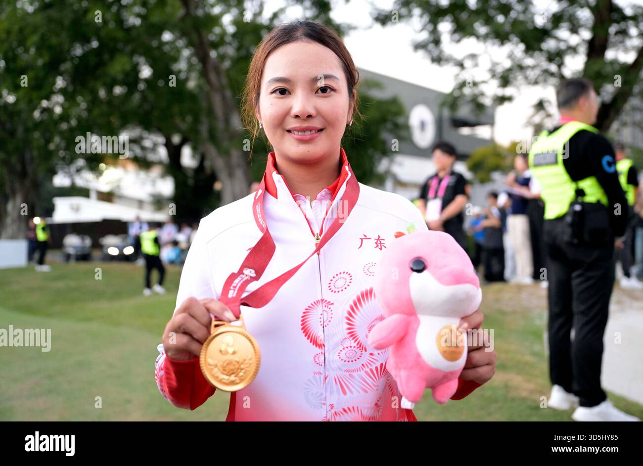 Hong Kong, Cina. 16 novembre 2025. Zhang Weiwei del Guangdong è visto dopo aver vinto la finale individuale femminile di golf ai 15 Giochi nazionali cinesi a Hong Kong, Cina meridionale, 16 novembre 2025. Crediti: Lo Ping fai/Xinhua/Alamy Live News Foto Stock