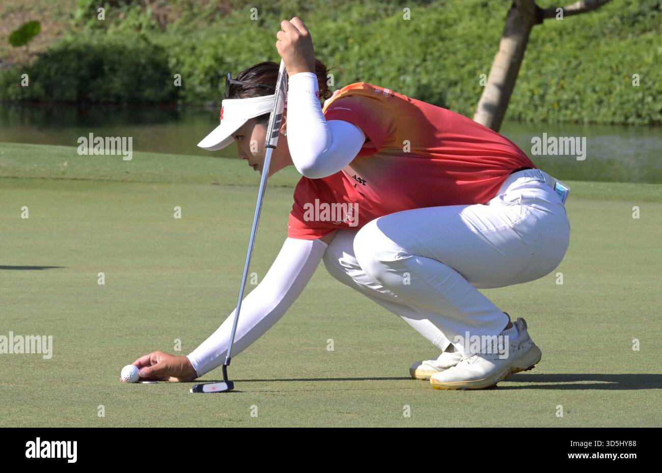 Hong Kong, Cina. 16 novembre 2025. Zhang Weiwei del Guangdong gareggia durante la finale individuale femminile di golf ai XV Giochi nazionali cinesi di Hong Kong, Cina meridionale, 16 novembre 2025. Crediti: Lo Ping fai/Xinhua/Alamy Live News Foto Stock