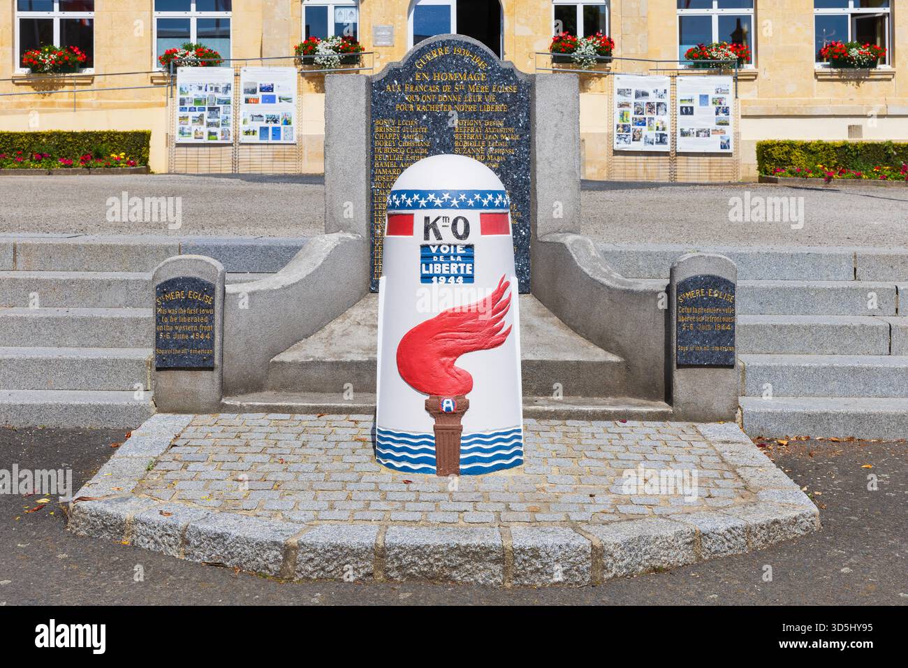 L'indicazione di 0 km, punto di partenza della Voie de la Liberte (strada della libertà) presso il municipio di Sainte-Mere-Eglise (Manche) in Normandia, Francia Foto Stock