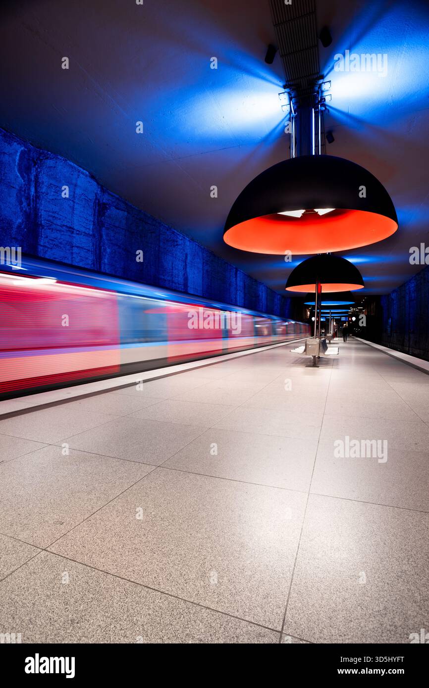 U-Bahnhof Westfriedhof a München, Germania. Stazione moderna della U-Bahn mit markanten farbigen Leuchten und zeitgenössischem Lichtdesign. Foto Stock