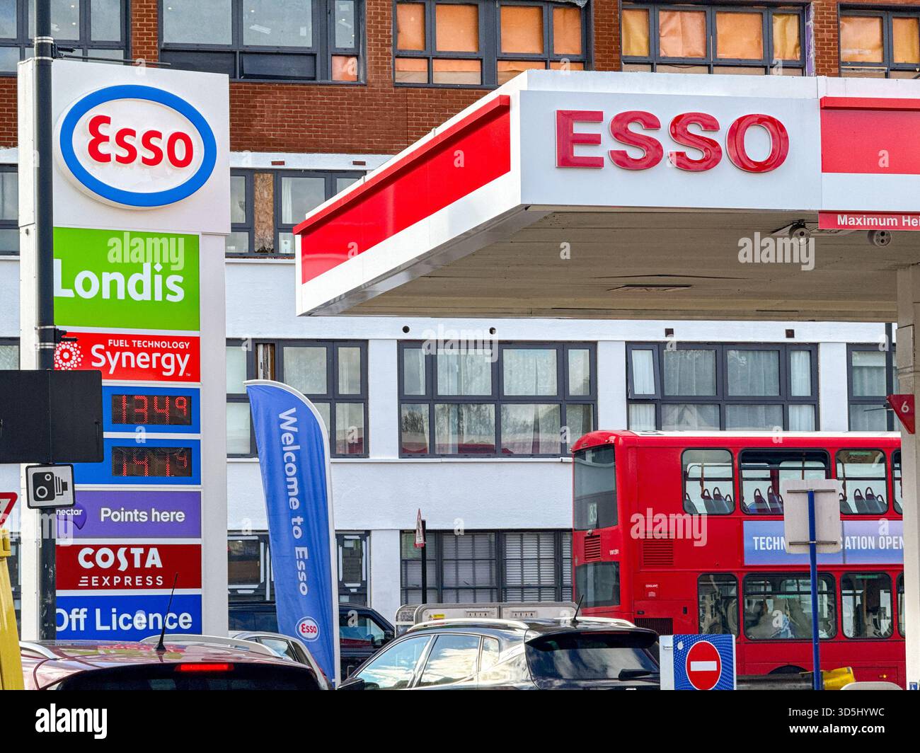 Londra, Inghilterra, Regno Unito - 25 ottobre 2025: Cartelli fuori da una stazione di servizio che vende esso Fuels a Wembley, nel nord di Londra - Immagine stock catturata con smartphone