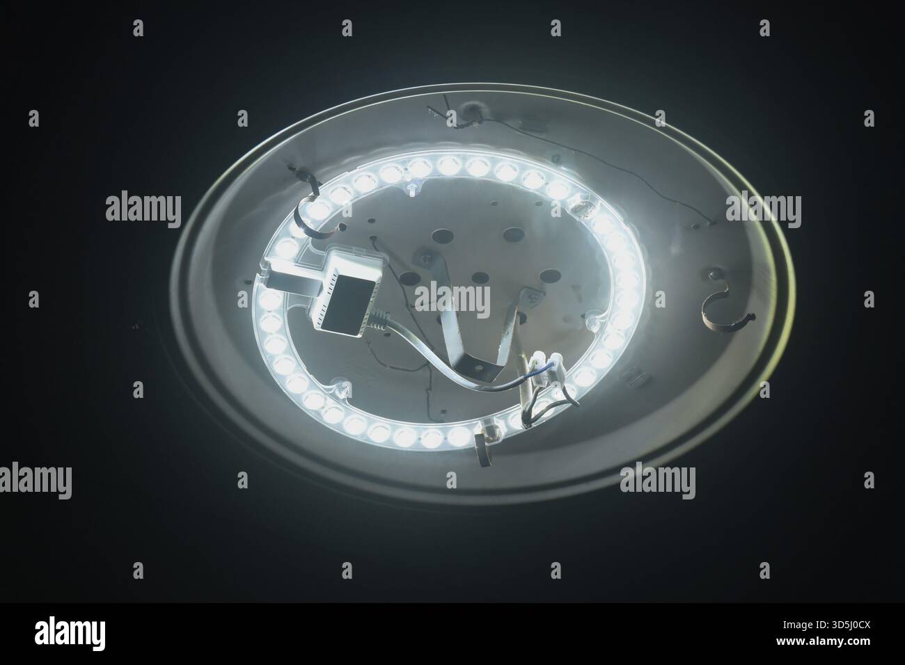 Luce LED circolare bianca lampeggiante sul tetto della casa Foto Stock