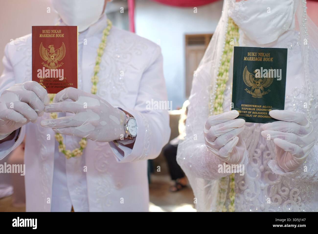 Una coppia di sposi mostra il loro certificato di matrimonio dopo aver pronunciato i loro sacri voti nuziali. Foto Stock