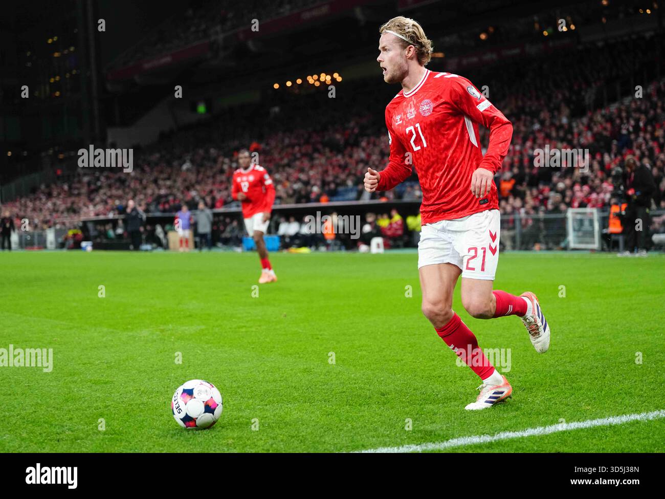 Parken, Copenaghen, Danimarca. 15 novembre 2025. Morten Hjulmand della Danimarca controlla la palla durante una partita di qualificazione ai Mondiali, Danimarca contro Bielorussia, a Parken, Copenaghen, Danimarca. Kim Price/CSM/Alamy Live News Foto Stock
