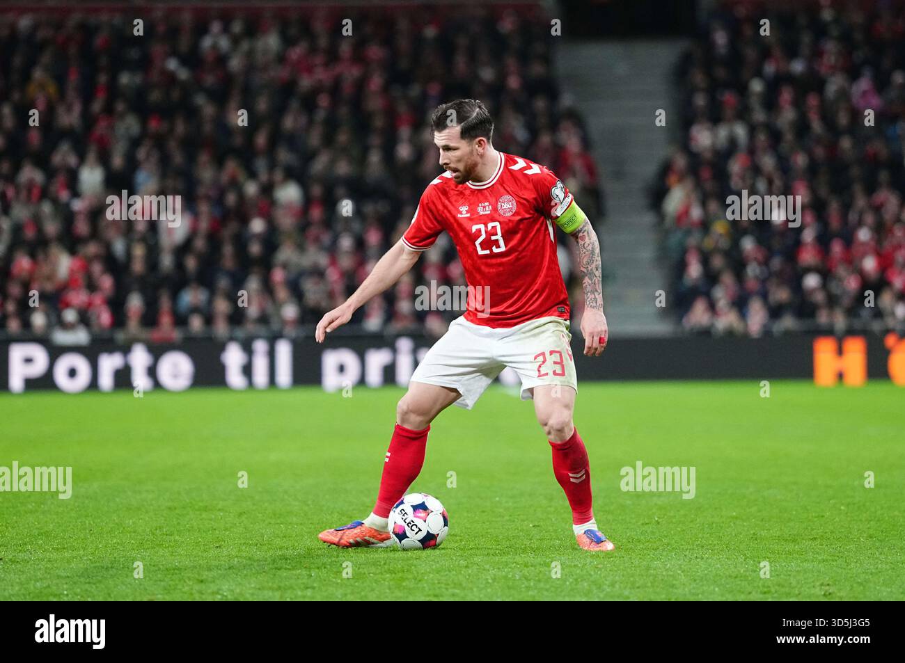 Parken, Copenaghen, Danimarca. 15 novembre 2025. Pierre-Emile Højbjerg di Danimarca controlla la palla durante una partita di qualificazione ai Mondiali, Danimarca contro Bielorussia, a Parken, Copenaghen, Danimarca. Kim Price/CSM/Alamy Live News Foto Stock