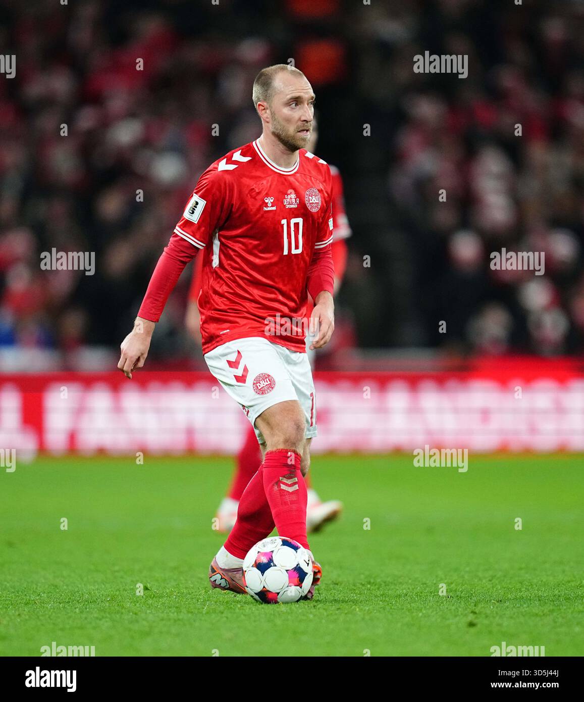 Parken, Copenaghen, Danimarca. 15 novembre 2025. Christian Eriksen della Danimarca controlla la palla durante una partita di qualificazione ai Mondiali, Danimarca contro Bielorussia, a Parken, Copenaghen, Danimarca. Kim Price/CSM/Alamy Live News Foto Stock