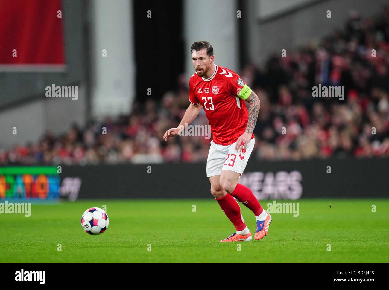 Parken, Copenaghen, Danimarca. 15 novembre 2025. Pierre-Emile Højbjerg di Danimarca controlla la palla durante una partita di qualificazione ai Mondiali, Danimarca contro Bielorussia, a Parken, Copenaghen, Danimarca. Kim Price/CSM (immagine di credito: © Kim Price/Cal Sport Media). Crediti: csm/Alamy Live News Foto Stock