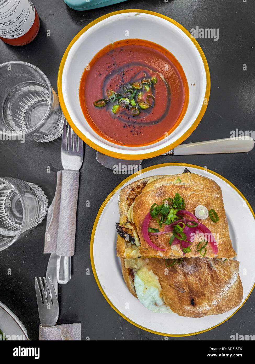 Ciotola di zuppa di pomodoro e ciabatta per un pranzo sano Foto Stock