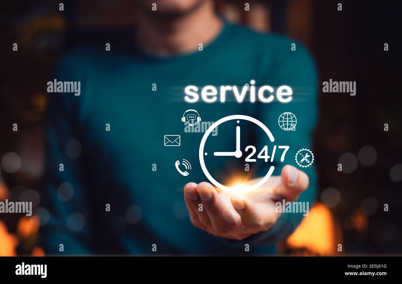 24/7 concetto di assistenza clienti e supporto. Persona che tiene l'icona dell'orologio con simboli di comunicazione, che rappresenta l'assistenza 24 ore su 24, Foto Stock