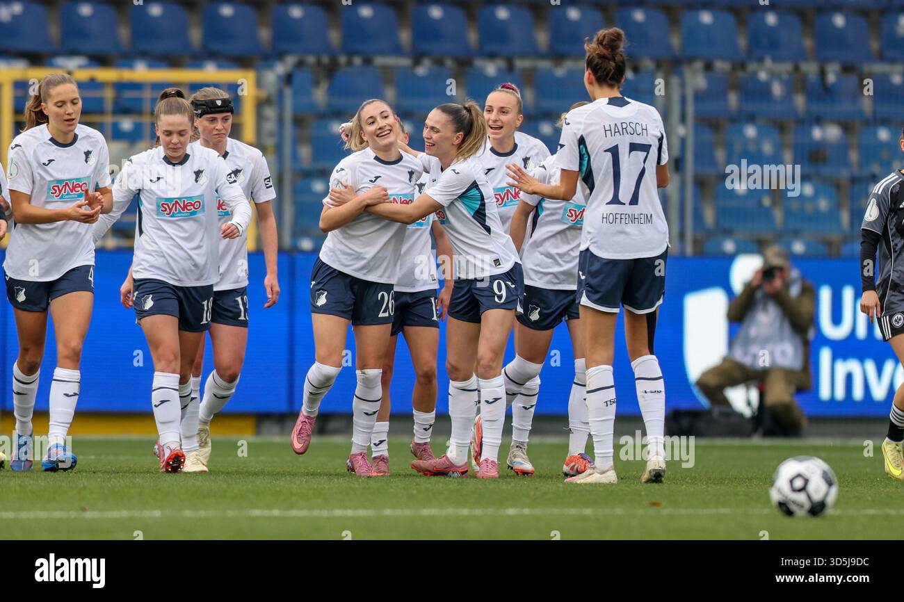 DEU, Wolfsburg, Hoffenheim vs Eintracht Frankfurt, DFB-Pokal [Coppa di Germania] per le donne, DFB, stagione 2526, Dietmar-Hopp-Stadion, turno di 16 nella foto: Janna Grimm (Hoffenheim #26) segna il gol [goal] per fare 1:1, celebrazione e gioia DFB/DFL REGUL Foto Stock