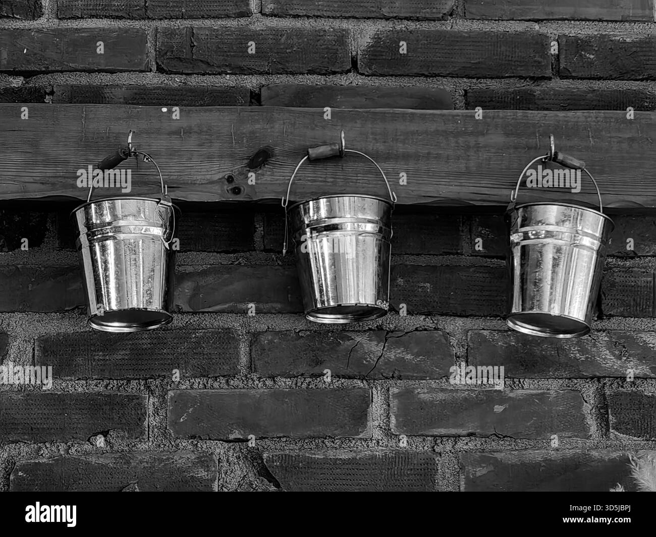 Secchi su Brick. Tonalità monocromatiche. Foto Stock