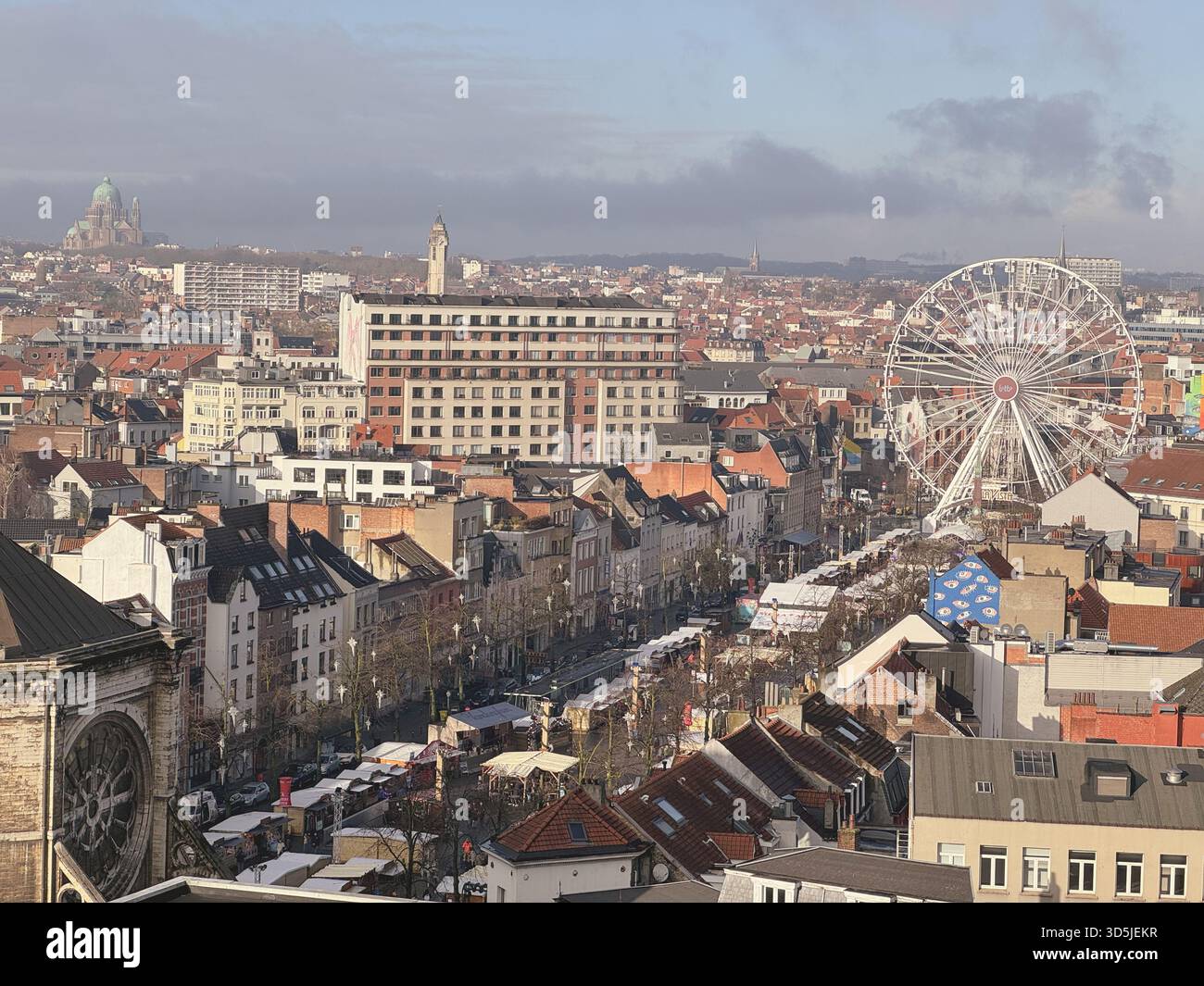 Belgio, Bruxelles, 31 dicembre 2024; veduta aerea di un vivace mercatino di natale a Bruxelles, belgio, con una ruota panoramica di spicco e il cit Foto Stock