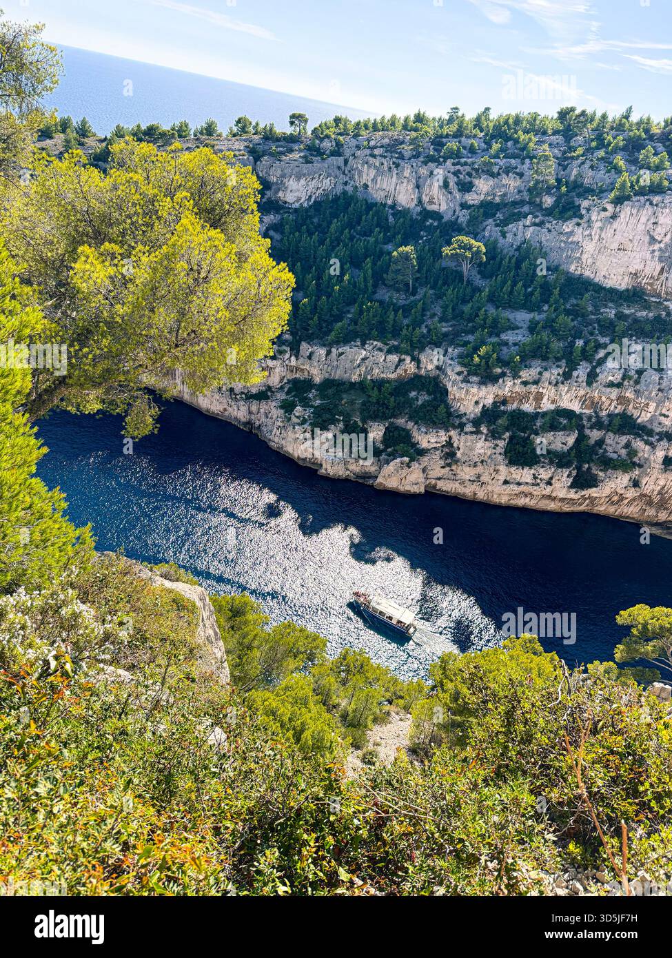 Calanque d'en vau, francia, offre una vista panoramica della barca che naviga nel mare blu profondo Foto Stock