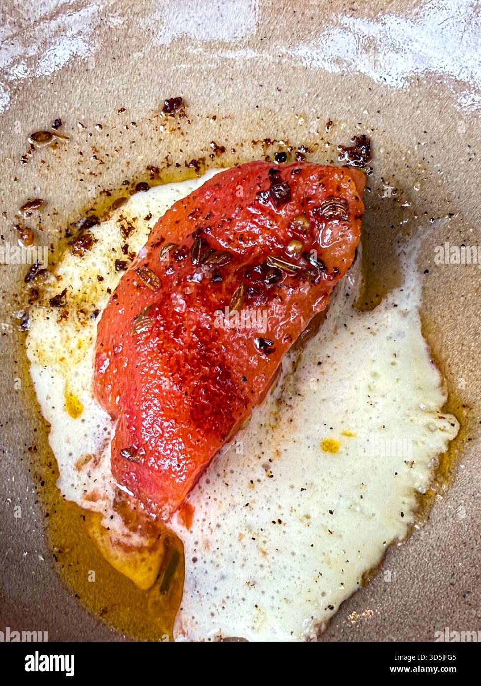 Gustoso pomodoro arrosto con formaggio bianco fuso ed erbe aromatiche, condito con olio d'oliva Foto Stock