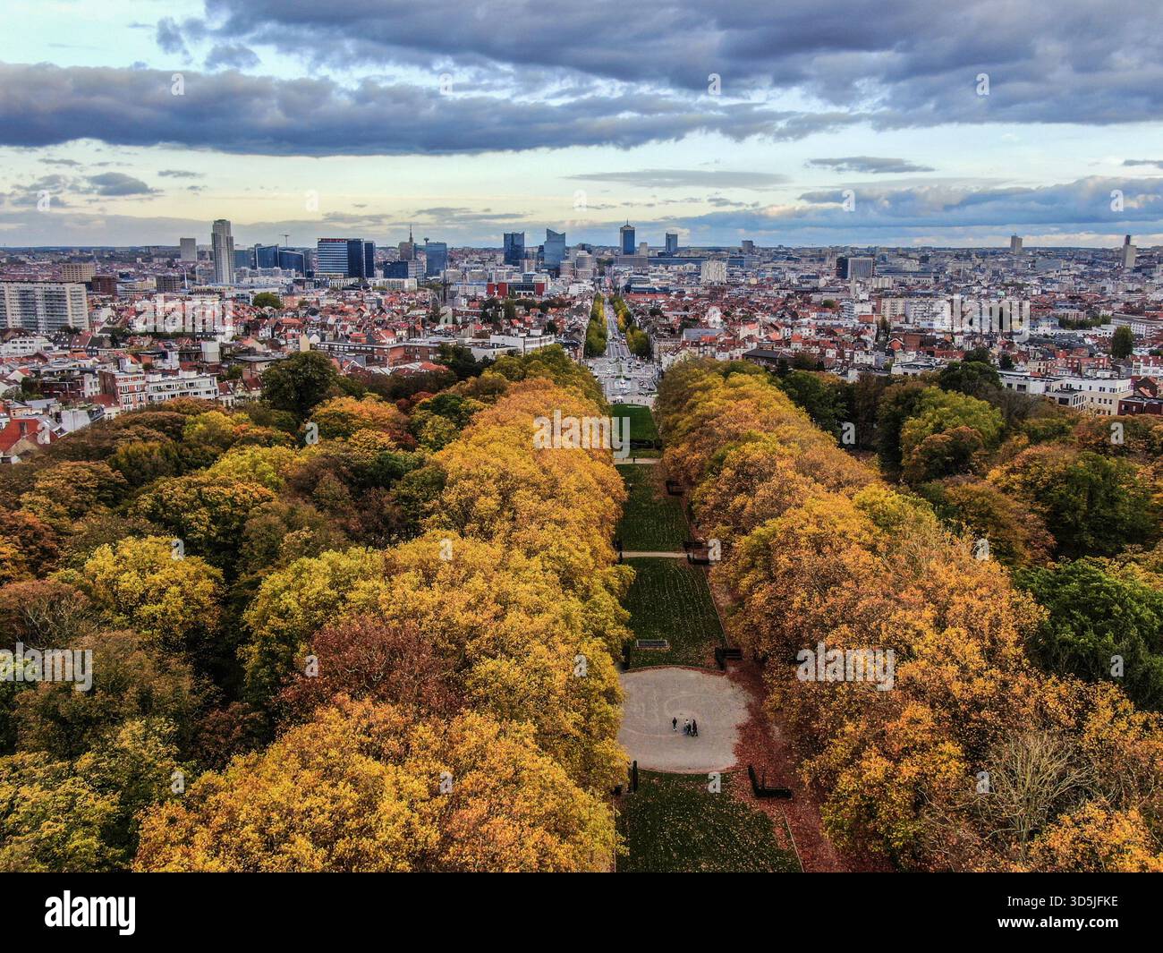 Lo skyline della città di Bruxelles si estende dietro un parco con alberi che cambiano in colori autunnali Foto Stock