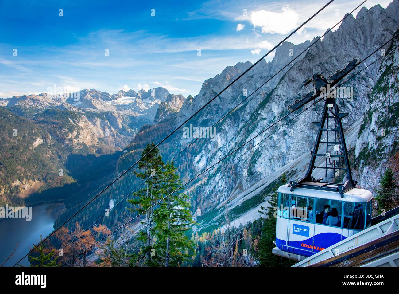 Seeklausalm, Austria - 25 ottobre 2024: Funivia Gosaukammbahn sulle montagne di Dachstein Foto Stock
