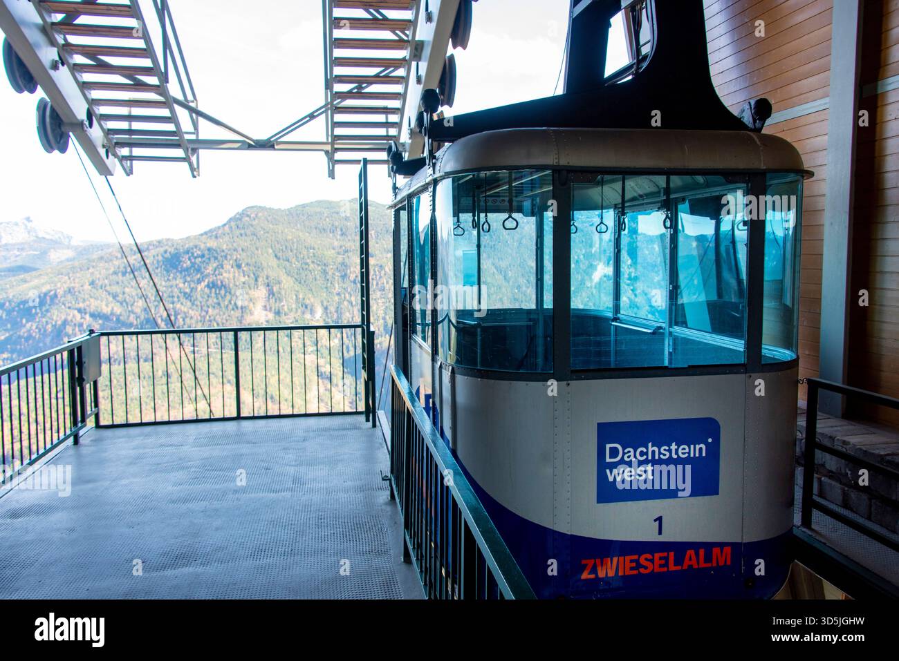Seeklausalm, Austria - 25 ottobre 2024: Funivia Gosaukammbahn sulle montagne di Dachstein Foto Stock