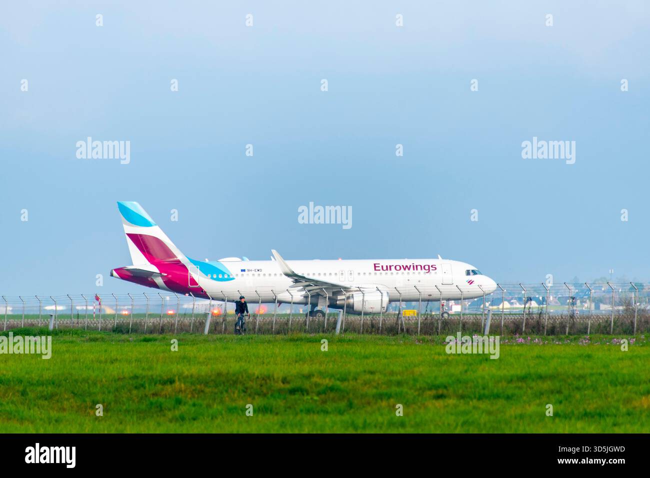 Salisburgo, Austria - 28 ottobre 2024: Airbus A320-214 sull'asfalto operato da Eurowings Airlines Foto Stock