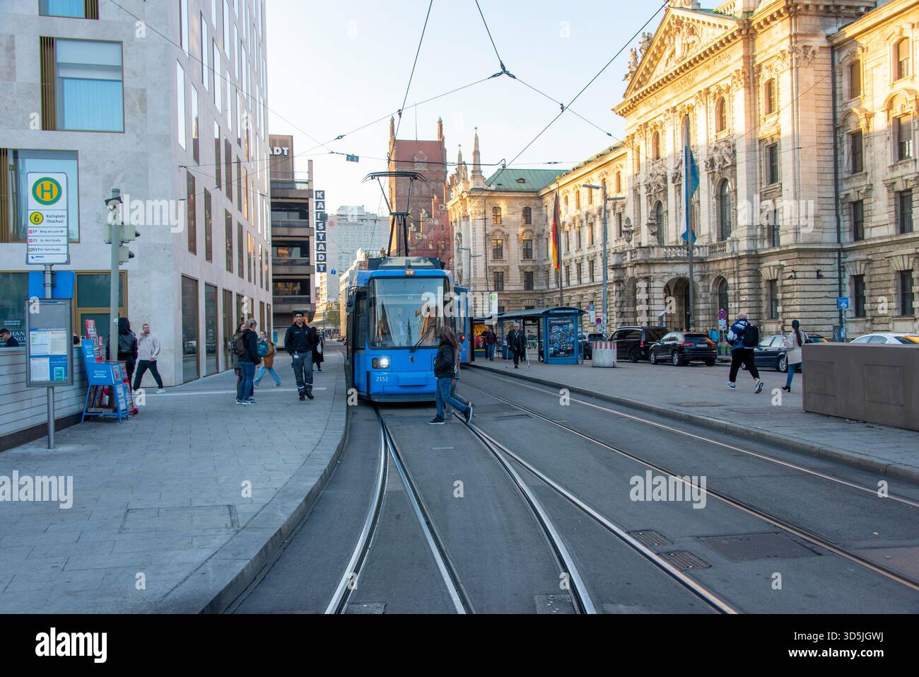 Monaco di Baviera, Germania - 30 ottobre 2024: Il sistema tranviario di Monaco gestito dalla Munchner Verkehrsgesellschaft Foto Stock