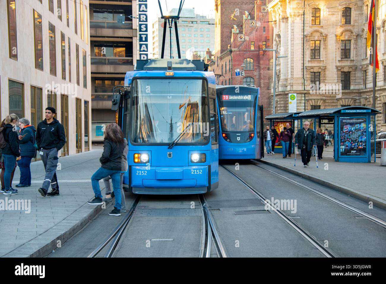 Monaco di Baviera, Germania - 30 ottobre 2024: Il sistema tranviario di Monaco gestito dalla Munchner Verkehrsgesellschaft Foto Stock