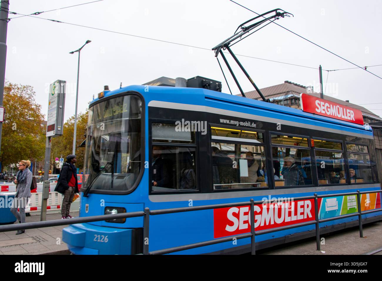 Monaco di Baviera, Germania - 30 ottobre 2024: Il sistema tranviario di Monaco gestito dalla Munchner Verkehrsgesellschaft Foto Stock