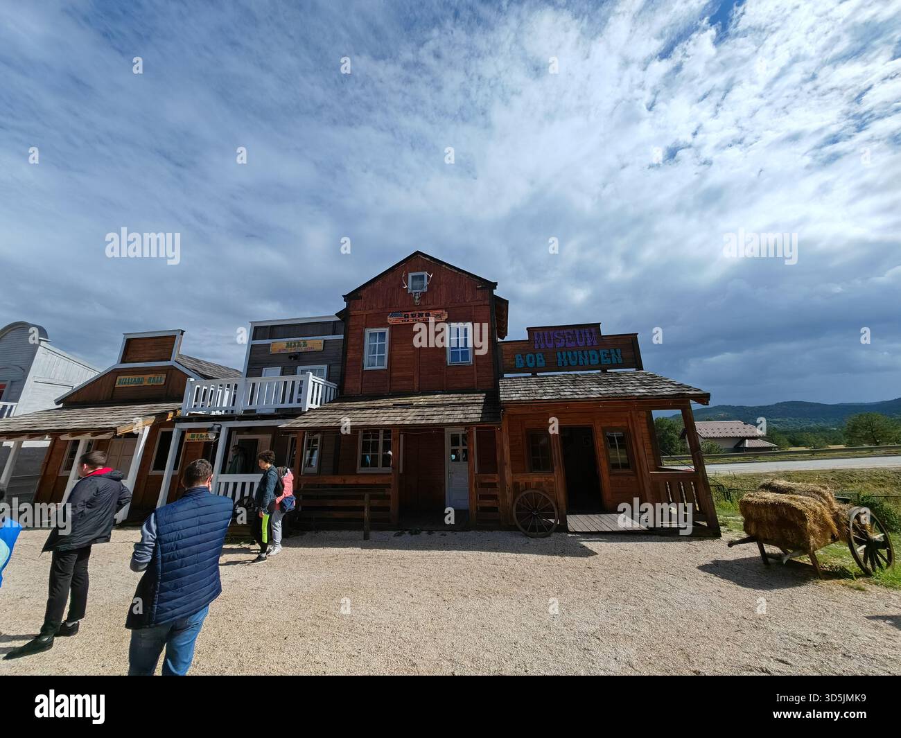 Edificio berlina in stile occidentale nel villaggio turistico di El Paso in Serbia Foto Stock
