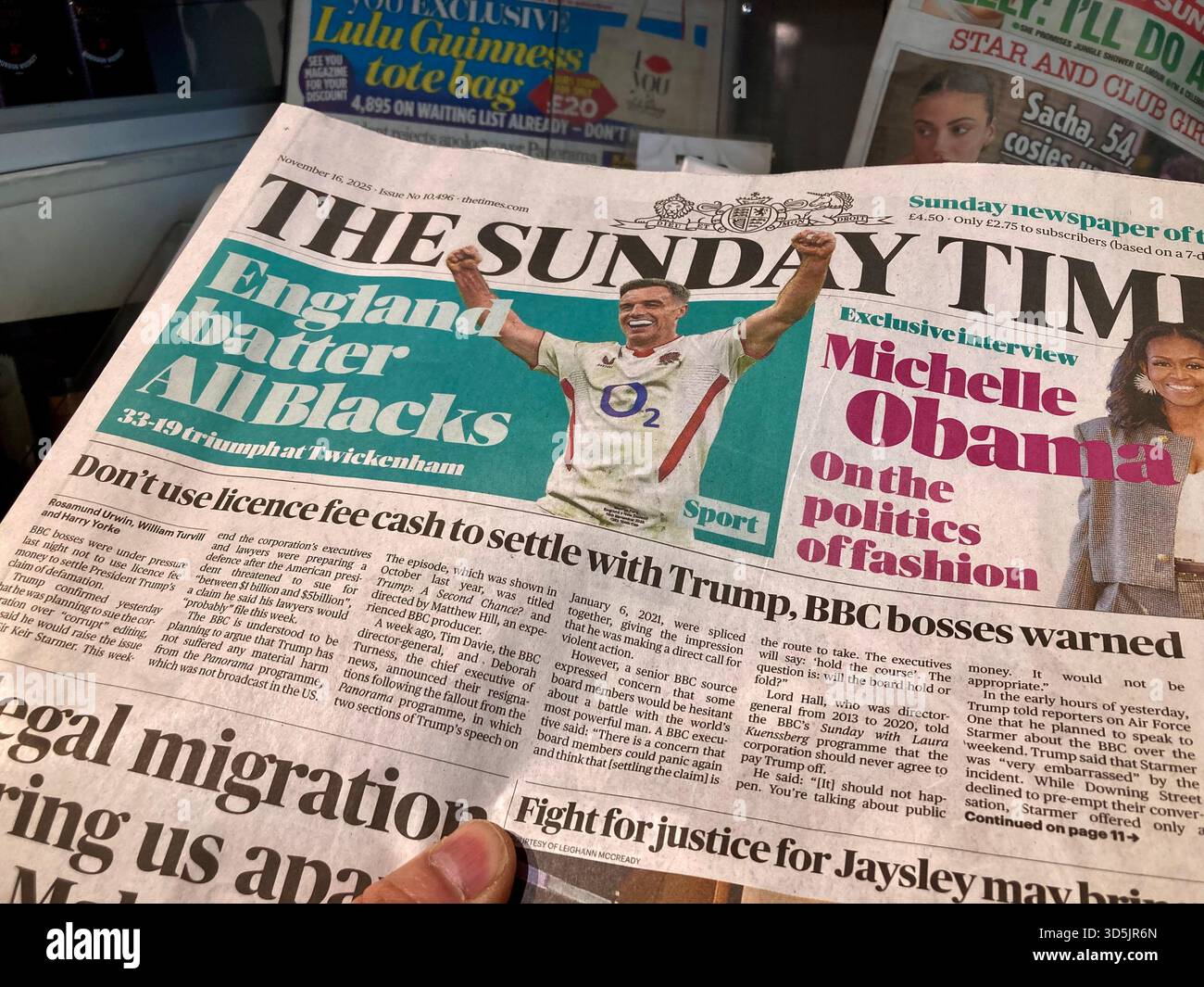 Un giornale britannico riferisce che i boss della BBC sono sotto pressione per non usare denaro per pagare le tasse di licenza per risolvere la rivendicazione di Trump di diffamazione Foto Stock