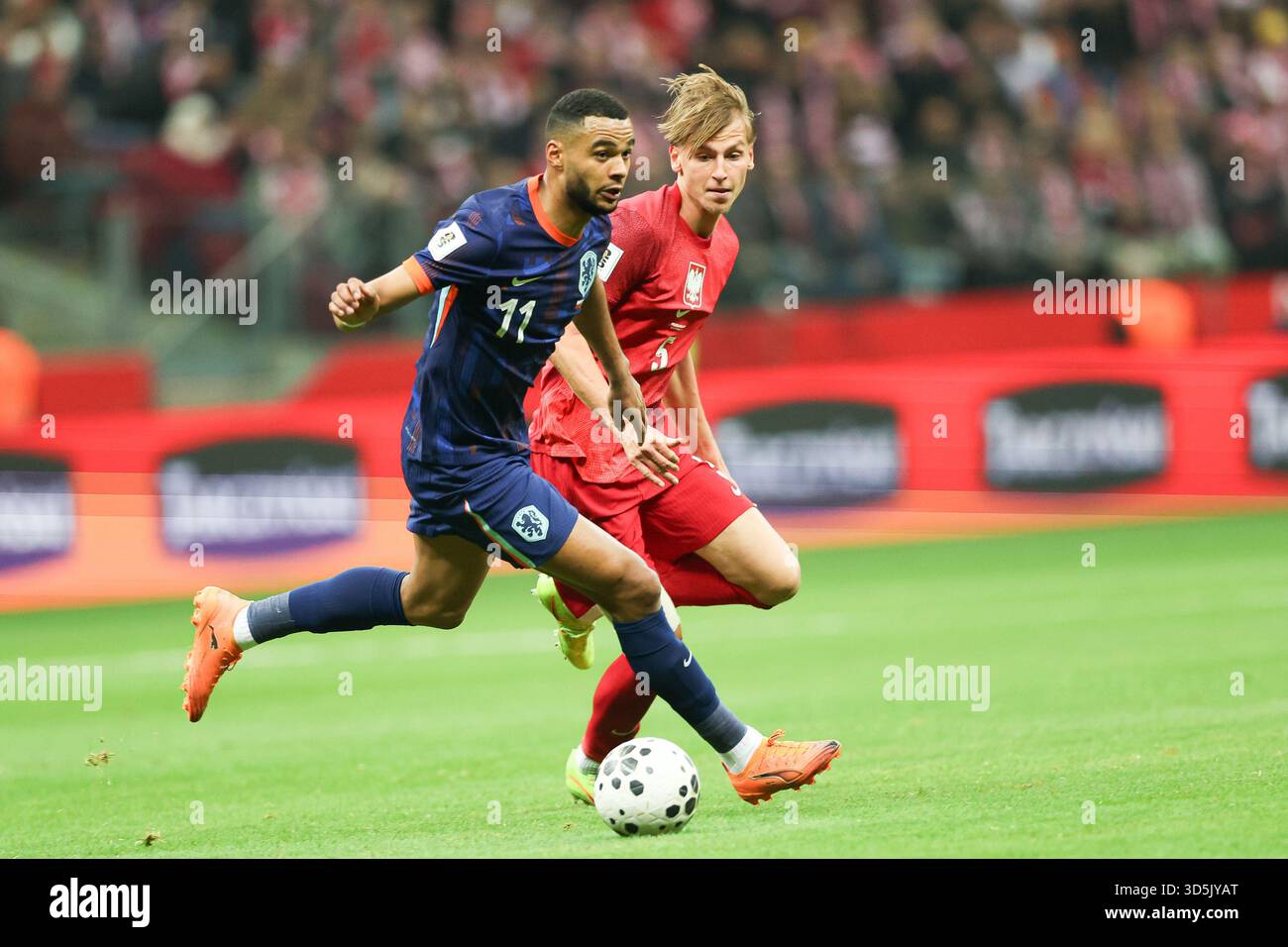 Bart Verburggen dei Paesi Bassi (L) e Jan Ziolkowski della Polonia (R) visti in azione durante la partita di calcio delle qualificazioni ai Mondiali 2026 tra Polonia e Paesi Bassi allo stadio PEG Narodowy. Punteggio finale; Polonia 1:1 Paesi Bassi. Foto Stock