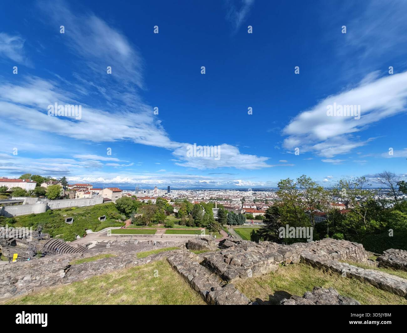 Antiche rovine che si affacciano sulla città di Lione con il cielo blu Foto Stock