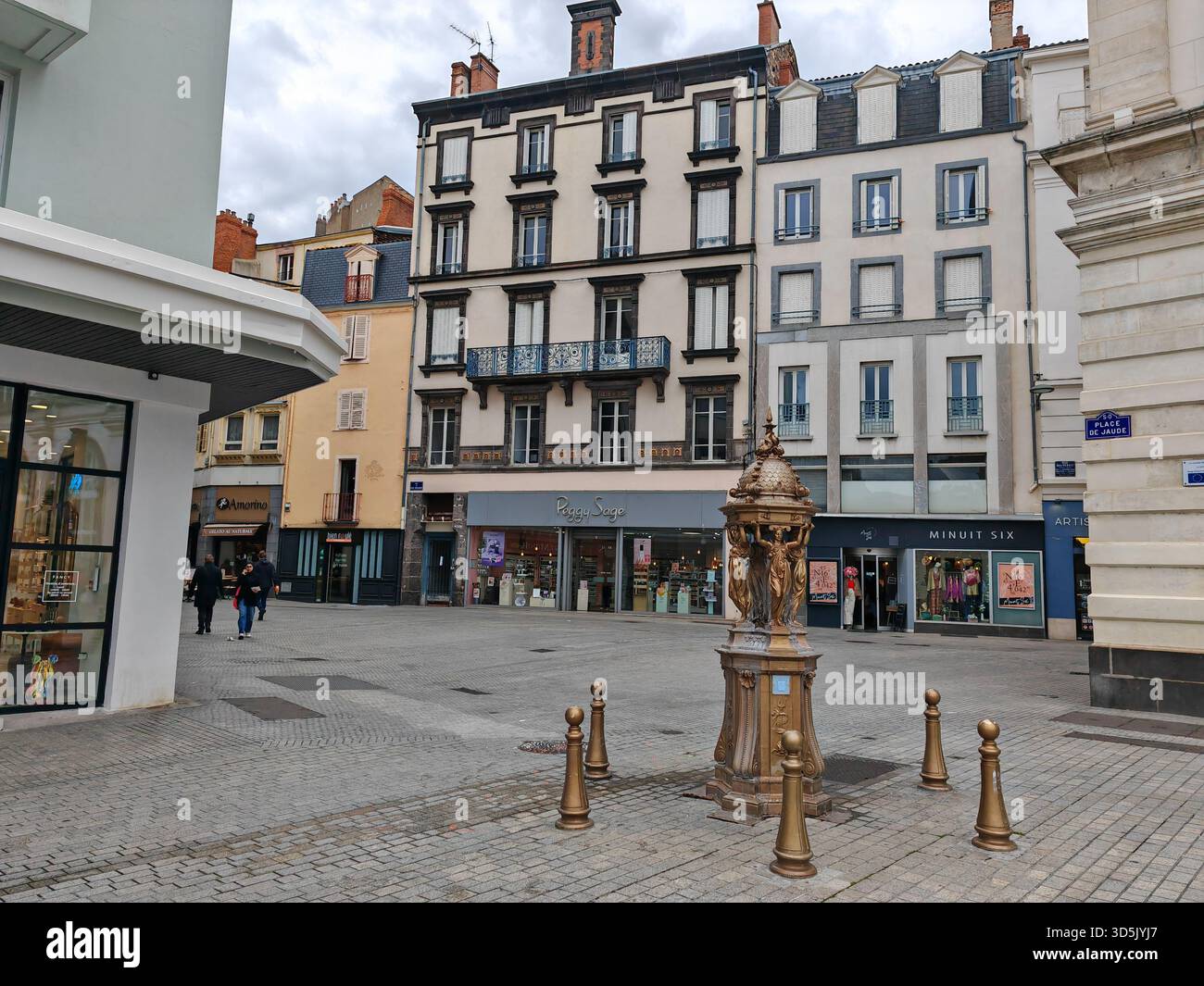 Piazza con fontana Wallace a Clermont Ferrand Francia Foto Stock