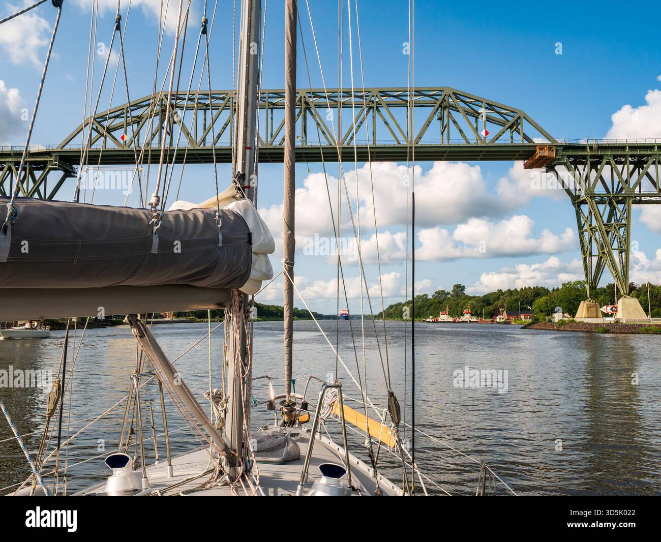 Barca a vela che si avvicina al ponte alto di Hochdonn sul canale Kiel, Nord-Ostsee-Kanal, Schleswig-Holstein, Germania settentrionale Foto Stock