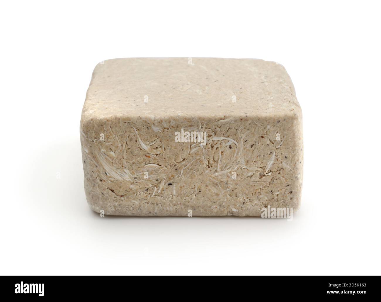 Un pezzo di halva naturale di arachidi isolato su bianco. Foto Stock