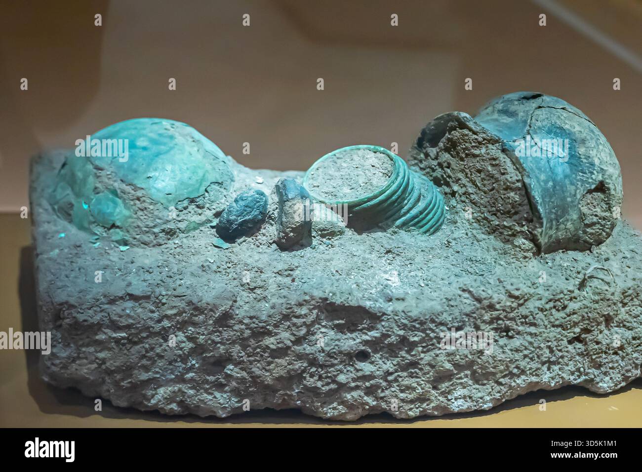 Offerta per i morti, ceramiche, braccialetti e ciotola in bronzo, balena a mandrino, 300-200 a.C., sito archeologico di Ban Don Ta Phet, Phanom Thuan, Kanchanaburi Foto Stock