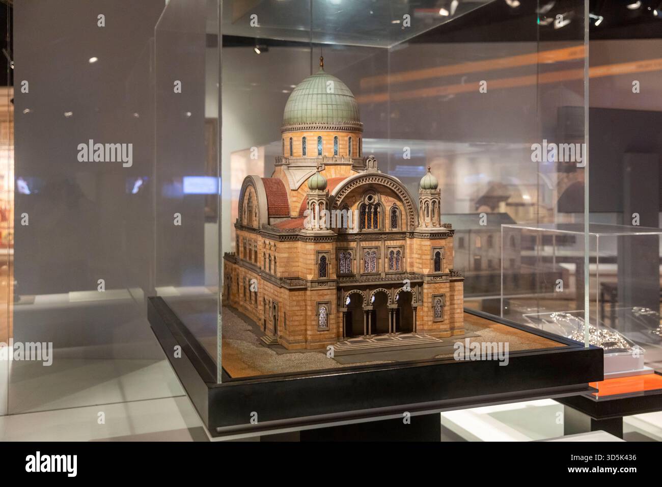 Tel Aviv, Anu Museum, Israele, 6 novembre 2025, un modello della grande Sinagoga di Firenze esposto al Museo ANU del popolo ebraico Foto Stock