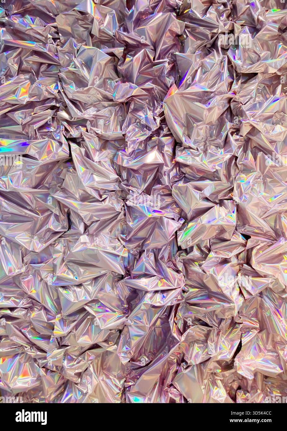 Lamina olografica increspata con colori iridescenti che creano uno sfondo astratto e brillante. Foto mobile Foto Stock
