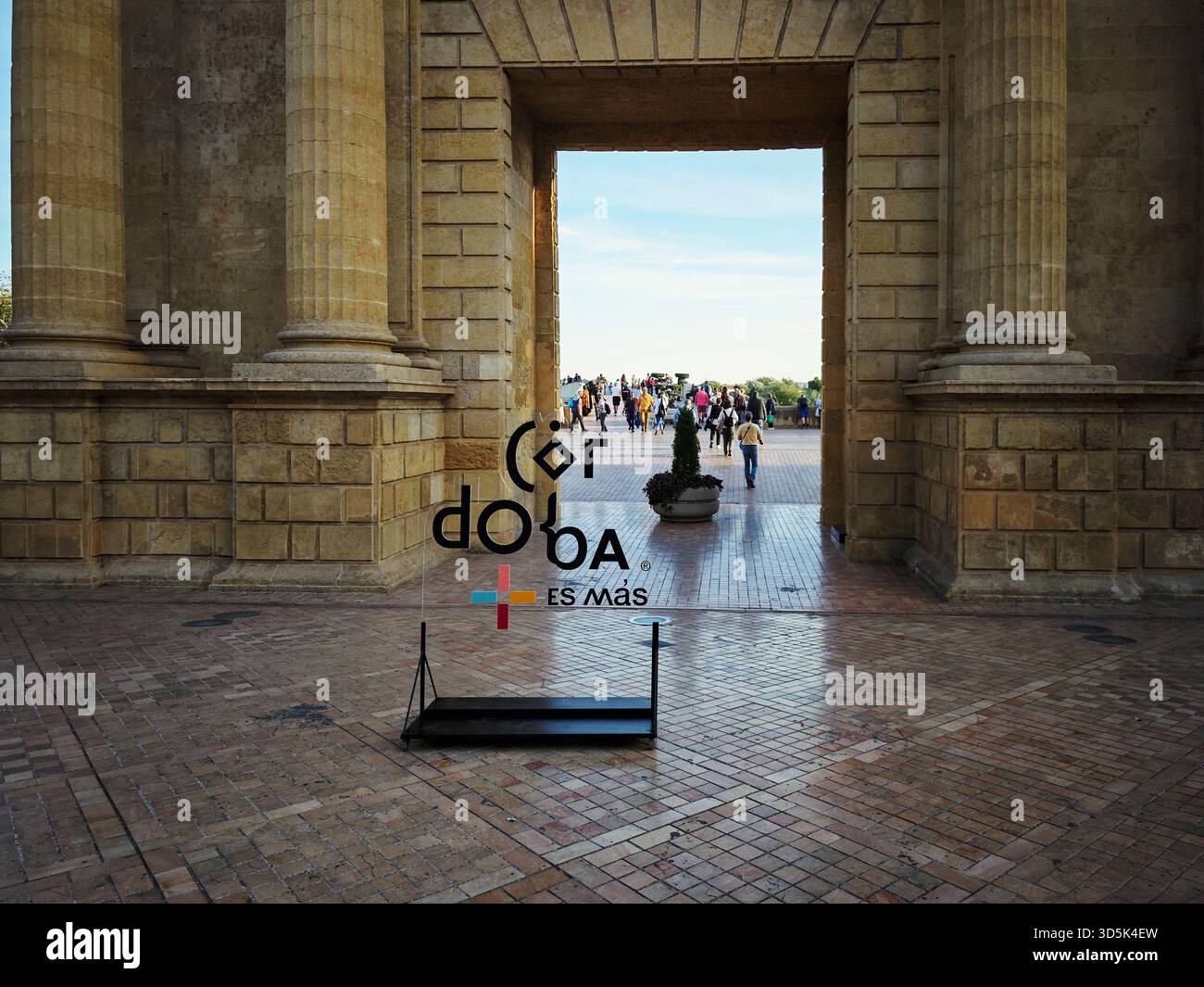 Cordova, Andalusia, Spagna. 12 novembre 2025. Arco d'ingresso al ponte romano nella città di Cordova, Spagna. Foto Stock