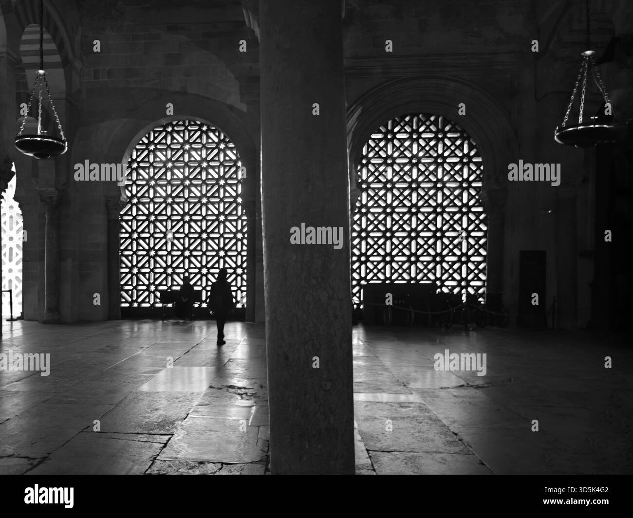 Cordova, Andalusia, Spagna. 12 novembre 2025. Silhouette di una persona all'interno della moschea di Cordova, patrimonio dell'umanità dell'UNESCO. Foto Stock
