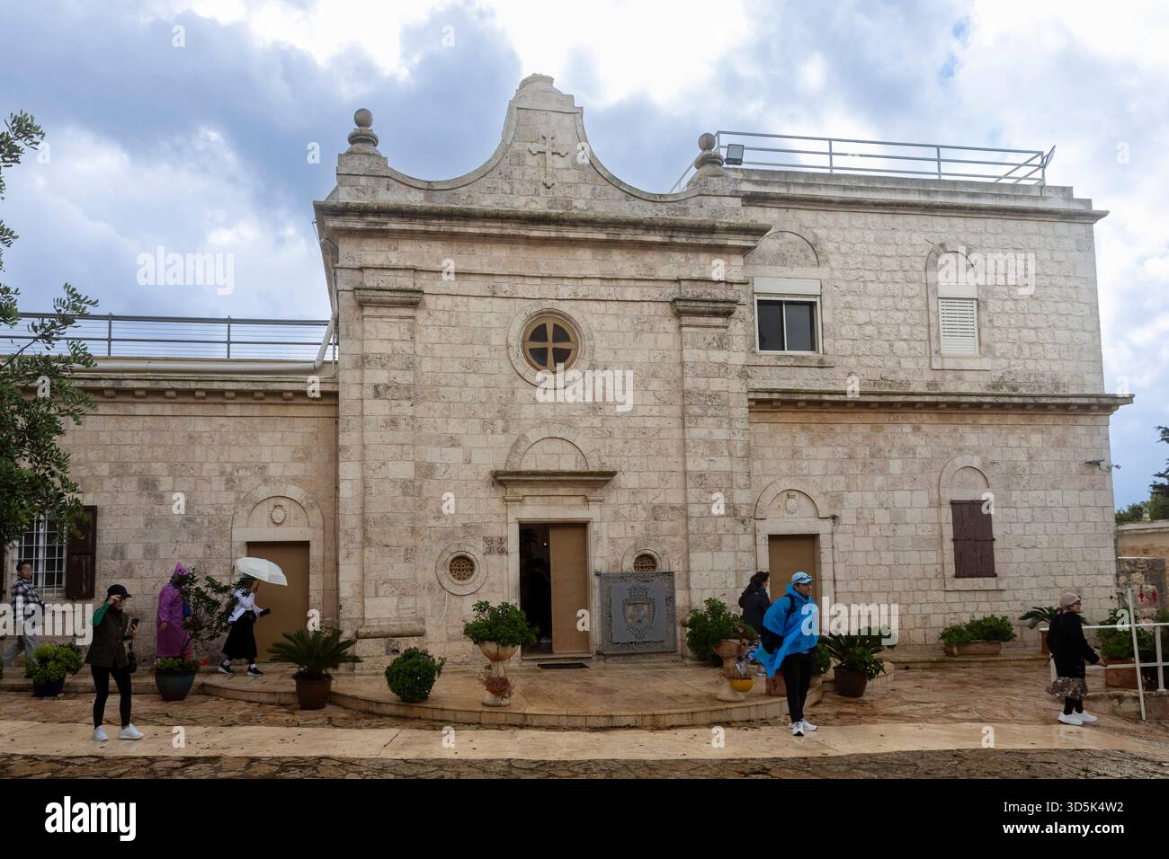 Haifa, Israele, 6 novembre 2025, monastero carmelitano Deir al-Mukhraqa sulla cima del Monte Carmelo. Foto Stock
