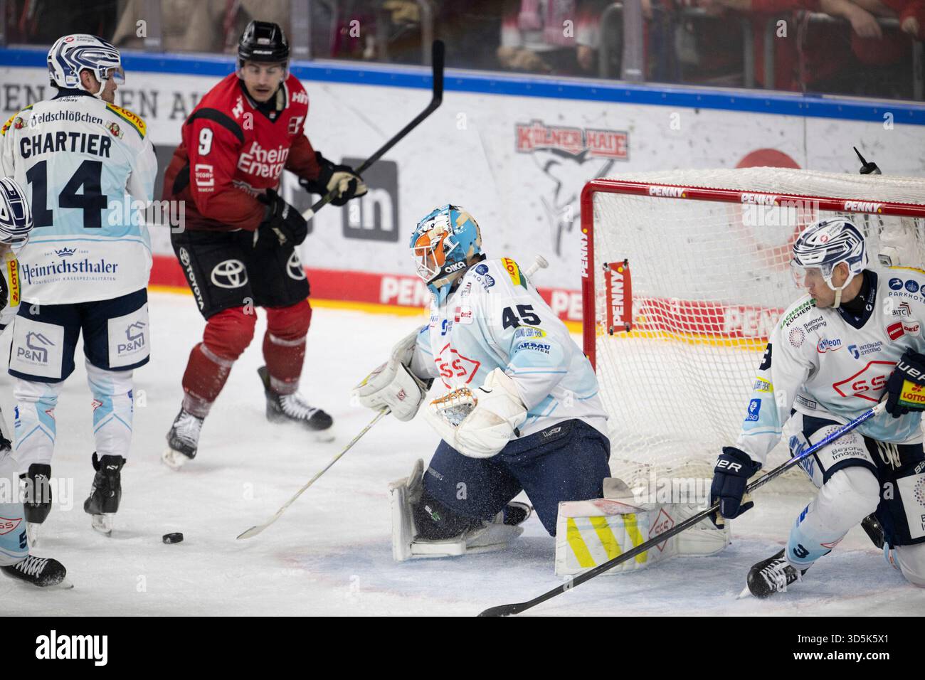 Rourke Chartier (Dresda Eislöwen, attaccante, #14); Maxi Kammerer (Cologne Sharks, attaccante, #9); Jussi Olkinuora (Dresden Eislöwen, portiere, #45); Alec McCrea (Dresden Eislöwen, difesa, #3); PENNY DEL 1; Cologne Sharks - Dresden Eislöwen su 16.11.202 Foto Stock