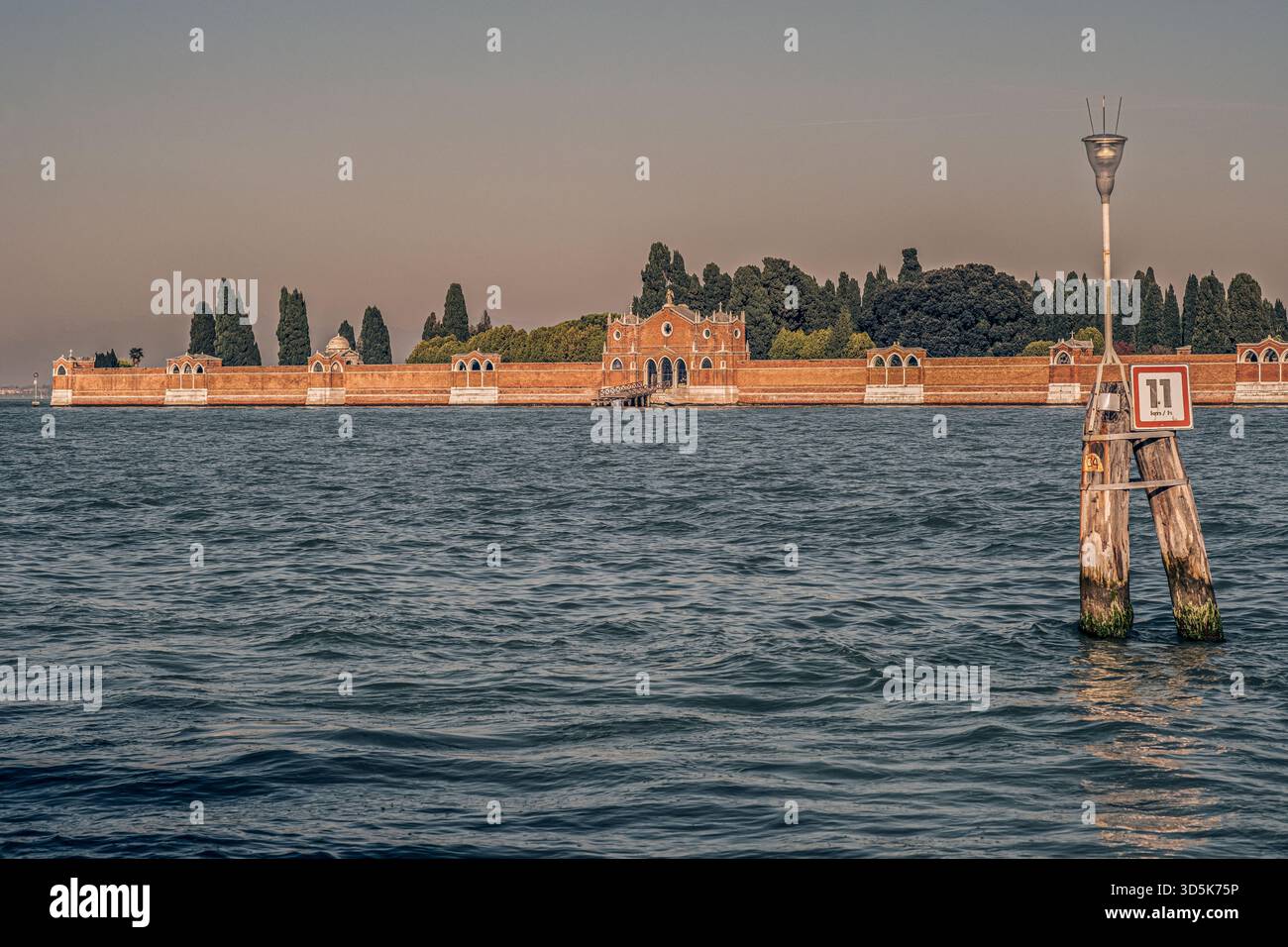 Lato anteriore di San Michele in Isola visto da fondamenta nove; questa piccola isola è lo storico cimitero monumentale della città di Venezia, Veneto, Foto Stock