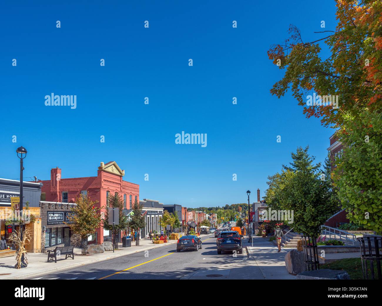 Negozi sulla Main Street nel centro di Huntsville, Ontario, Canada Foto Stock