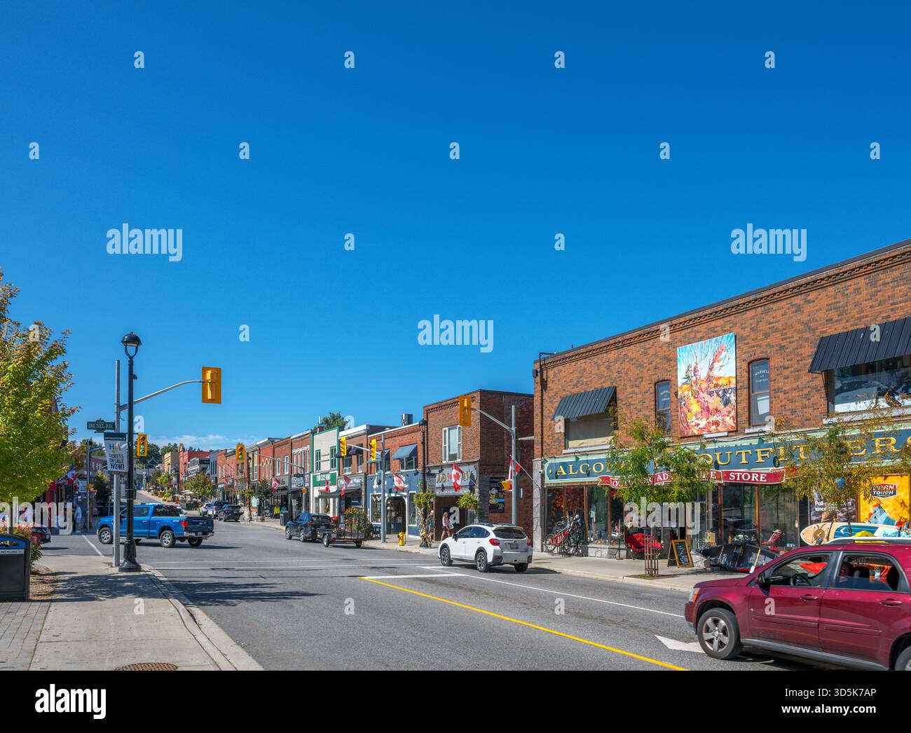 Negozi sulla Main Street nel centro di Huntsville, Ontario, Canada Foto Stock