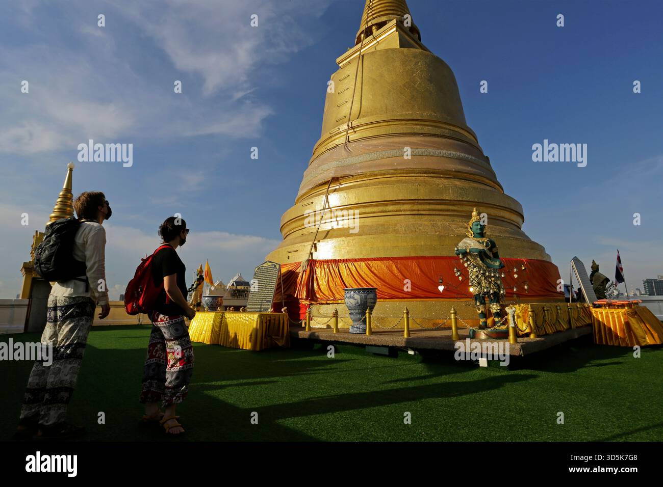 Bangkok, Thailandia - 25 luglio 2022: I turisti stranieri visitano il Wat Saket, tempio del Monte dorato. Il tempio buddista si trova sulla cima di una collina. Foto Stock