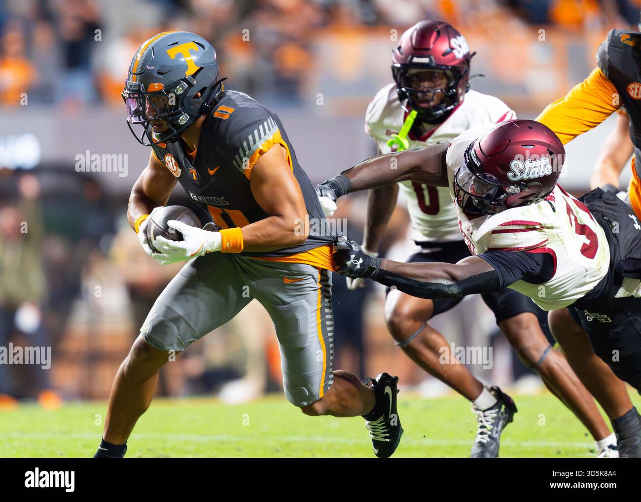 15 novembre 2025: William Wright #0 dei Tennessee Volunteers corre la palla dopo un intercetto durante la partita di football NCAA tra la University of Tennessee Volunteers e la New Mexico State University Aggies al Neyland Stadium, Knoxville, TN Tim Gangloff/CSM Foto Stock